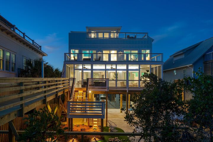 Oceans Eye by Avantstay Beach Front Home w / Roof Top Pool & Putting Green!