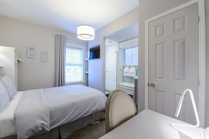 Room 25 of 102