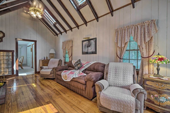 Dog-friendly Waretown Home w / Furnished Deck!