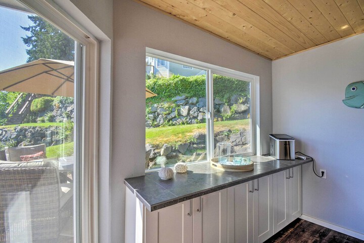 Waterfront Gig Harbor Home w / Furnished Deck