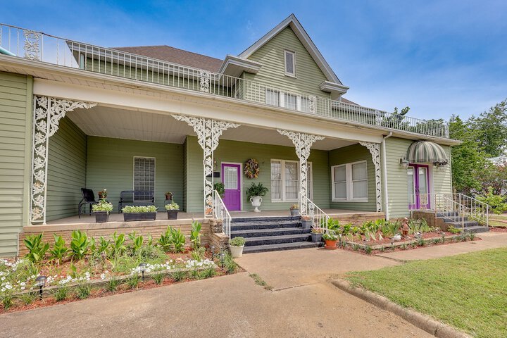 Paris Vacation Rental 15 Mi to Mount Magazine!