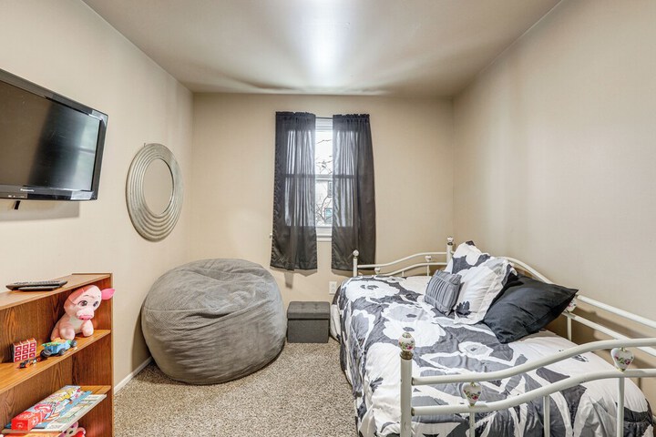 Charming Willow Grove Home w / Patio + Fire Pit!