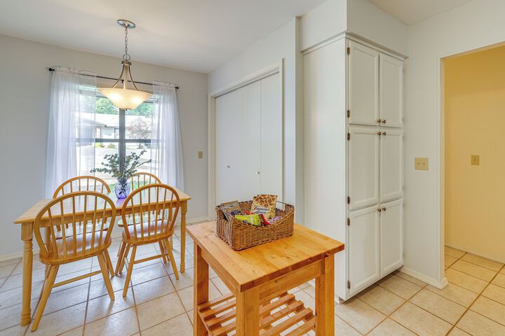 Bella Vista Townhome w / Deck Near Back 40 Trail!