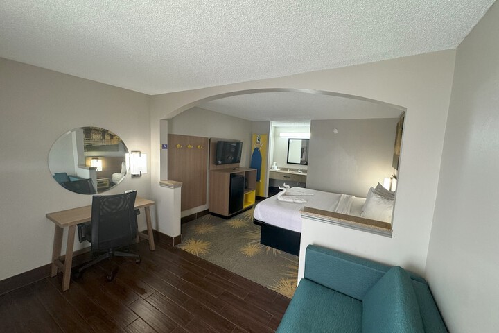 Room 12 of 28