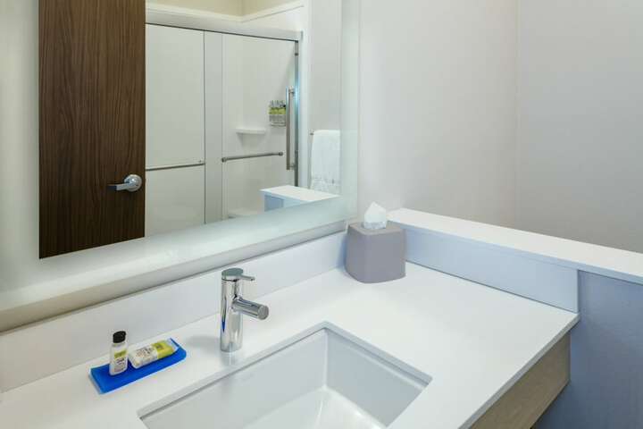 Holiday Inn Express & Suites Medford by IHG