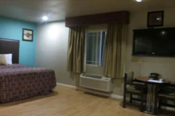 Room 7 of 9