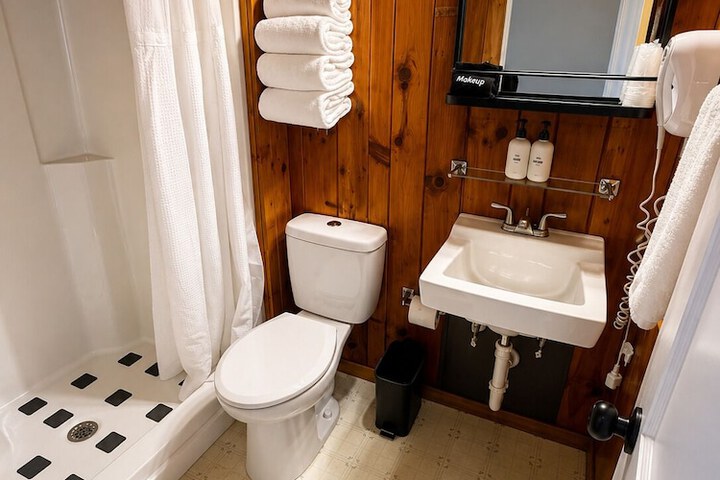 CedarWood Inn