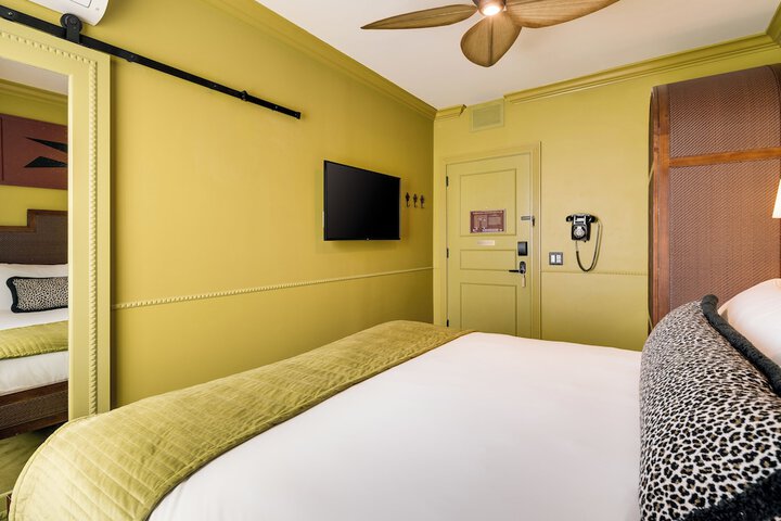 Room 72 of 116