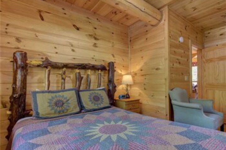 Longwalker Lodge 3 Bedrooms, Hot Tub, Game Room, Sleeps 9