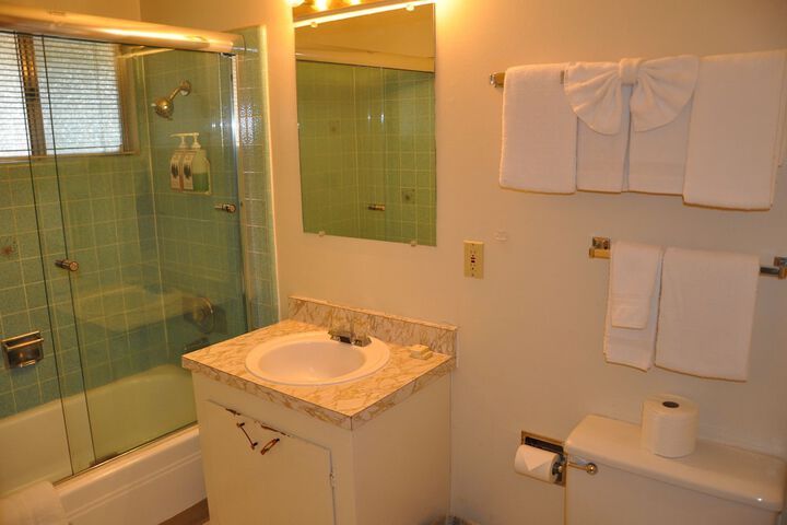 Cedar Inn & Suites