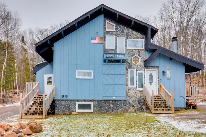 Iron River Condo w / Gas Grill Near Skiing + Hiking