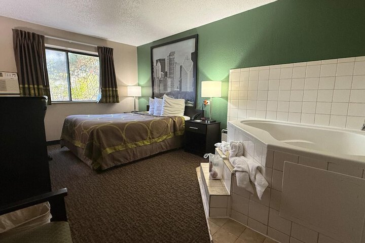 Super 8 by Wyndham Mundelein / Libertyville Area