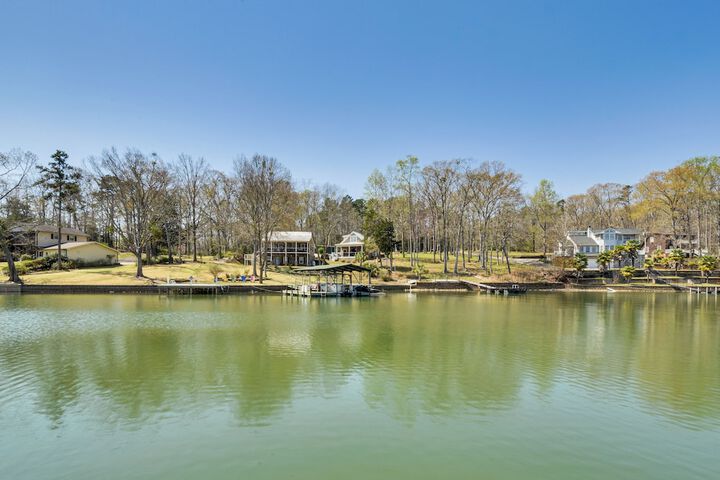 Waterfront Getaway w / Fire Pit + Game Room!