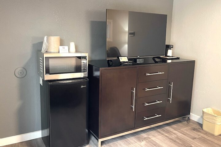 Tides Inn & Suites