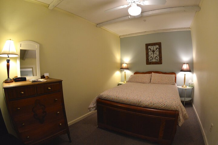 Room 17 of 38