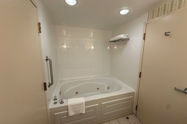 Arnot Grand Hotel & Suites