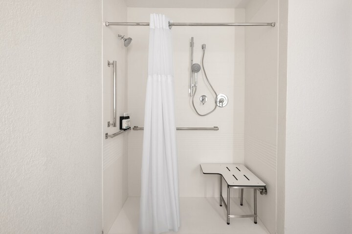 Holiday Inn Express & Suites Alexandria by IHG
