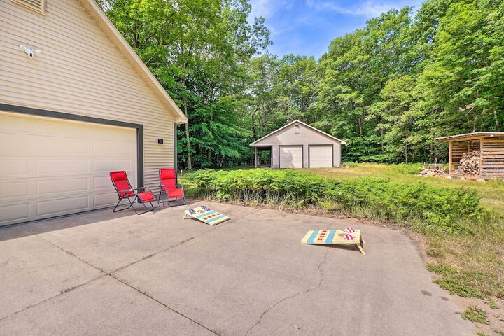 Cozy Whitehall Hideaway w / Hot Tub + Chiminea!