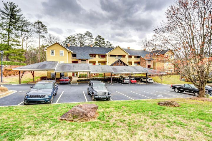 Modern Condo + Golf Course View Near Hiking!