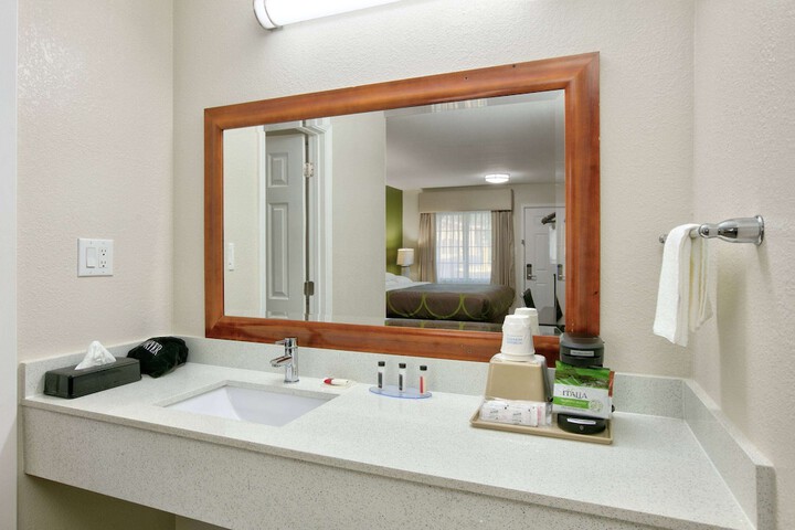 Super 8 by Wyndham Palestine