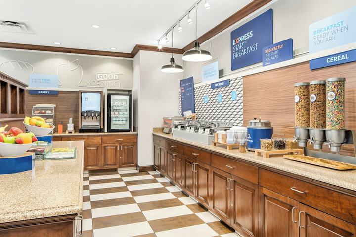 Holiday Inn Express & Suites Wilmington-Newark by IHG