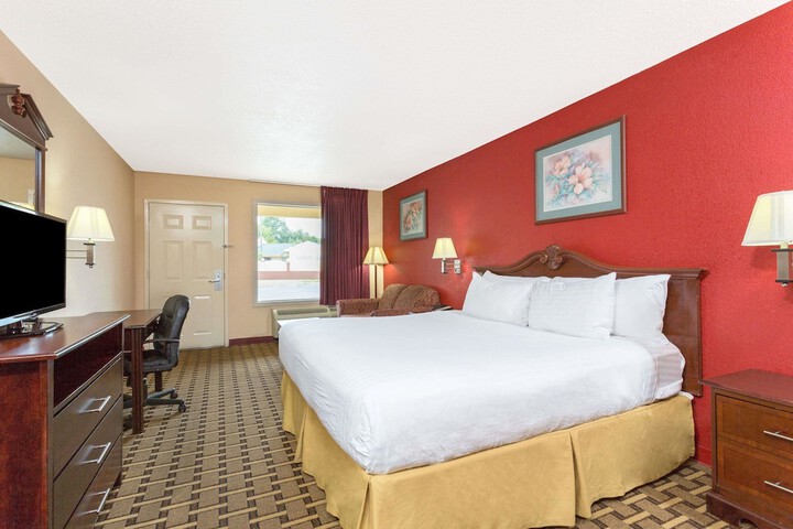 Room 7 of 18