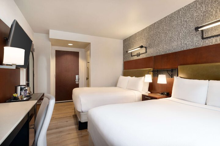 Room 13 of 34
