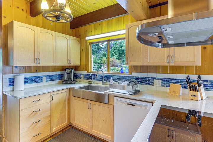 Waterfront Kingston Getaway: Beach Access On-site!