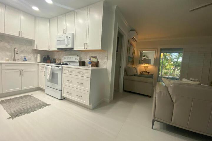 Closest 1BR to Vanderbilt Beach full kitchen with dishwasher, ALL NEW!