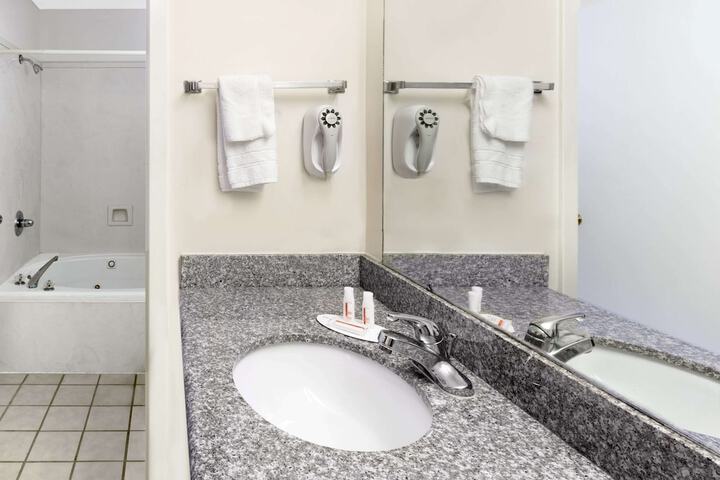 Super 8 by Wyndham Ocean Springs Biloxi