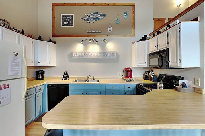 Sunplace 30 by Taylor Made Deep Creek
