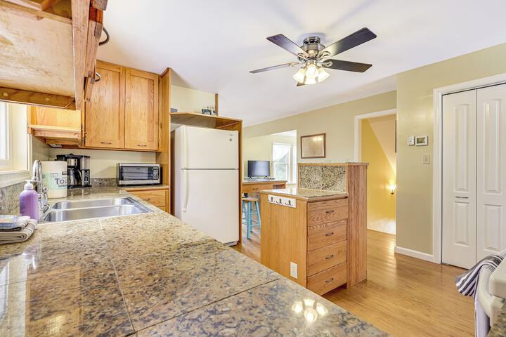 Family Home w / Game Room & Decks in Etlan!