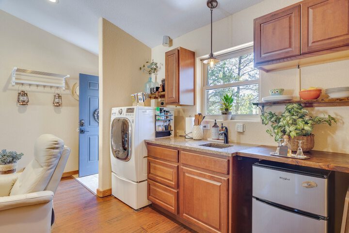 Woodland Park Apartment: Forest Views + Deck!