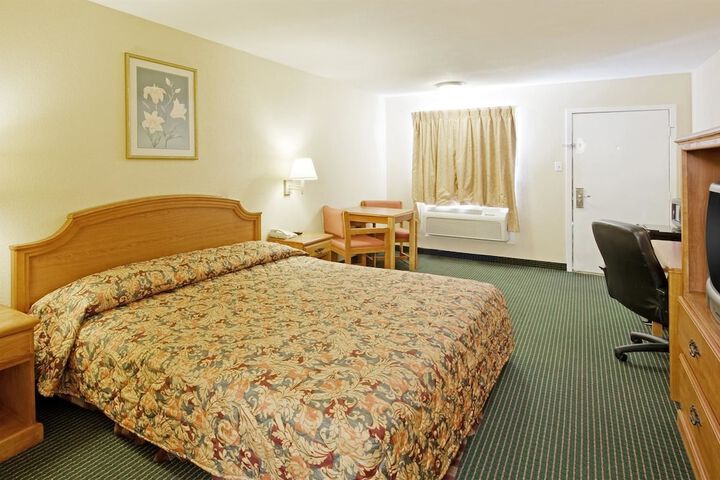 Room 8 of 10