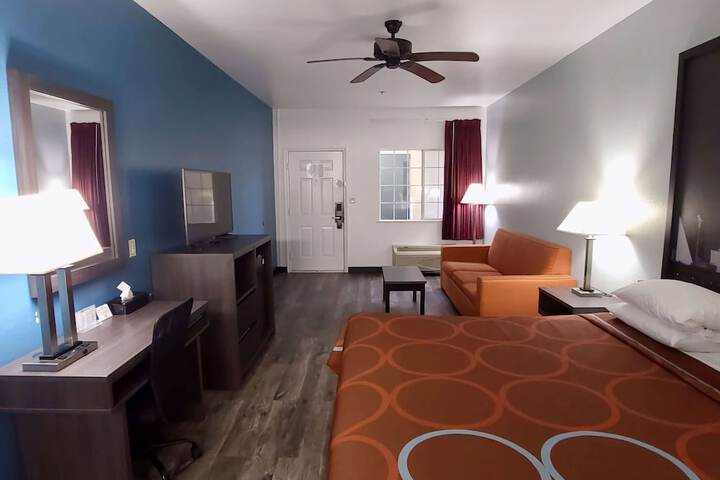 Room 9 of 18