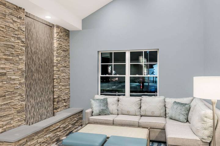 Howard Johnson by Wyndham Middletown Newport Area
