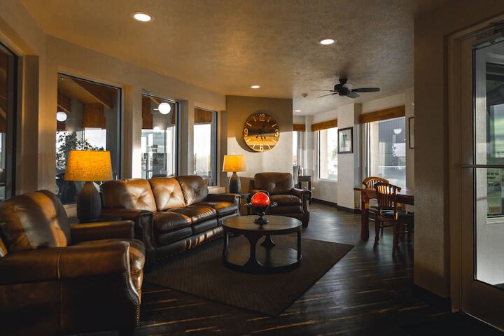Ten Pin Inn & Suites