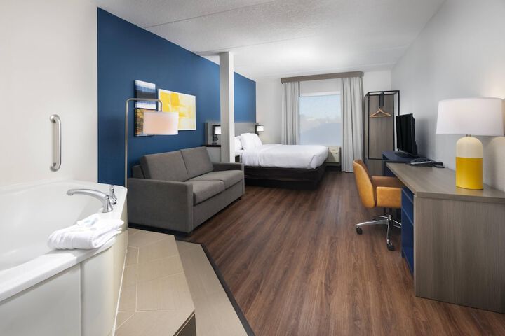 Comfort Suites Outlet Center