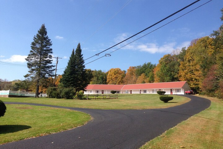 Four Winds Country Motel