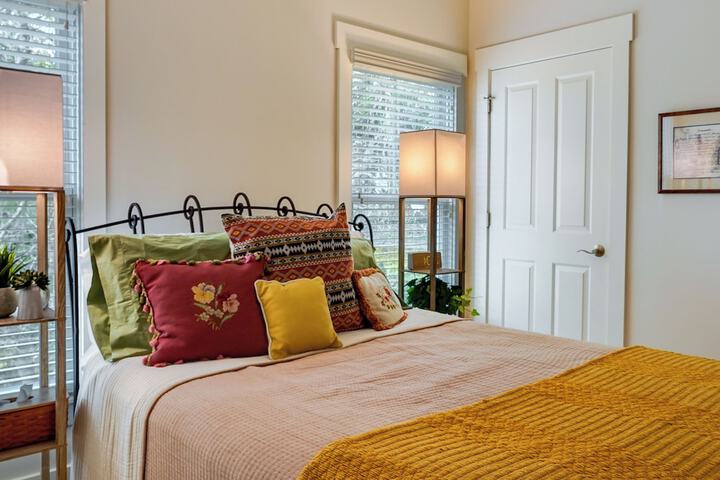 Charming Granville Home w / Porch - Walk Downtown!