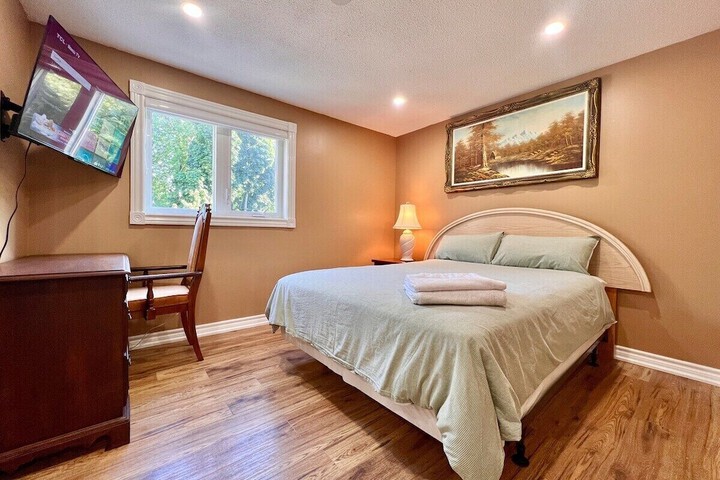 Cozy Home Near Transit & Hillcrest Mall with Free Parking