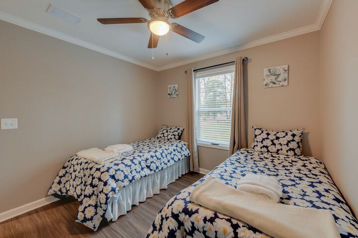 Family-friendly Home w / Deck Near Colonial Beach!