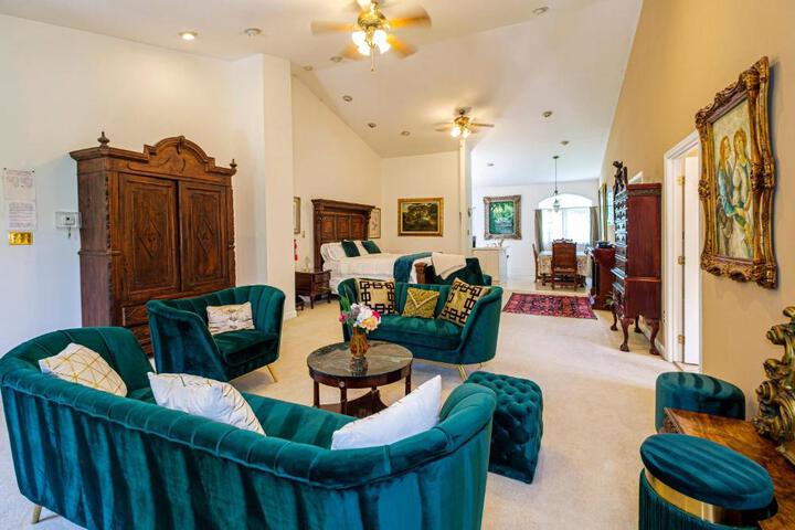 STONE MANOR BED & BREAKFAST INN