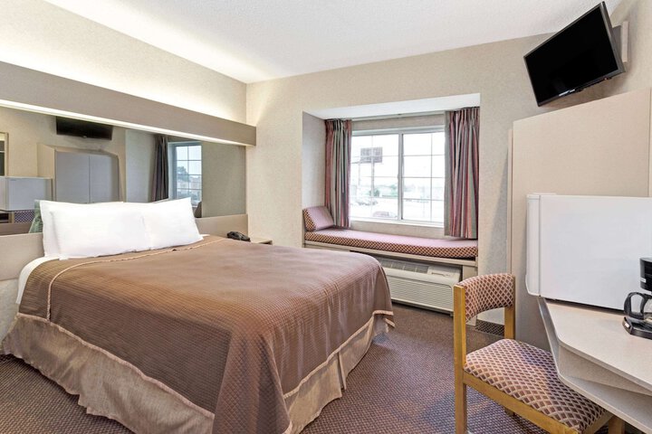 Room 9 of 32