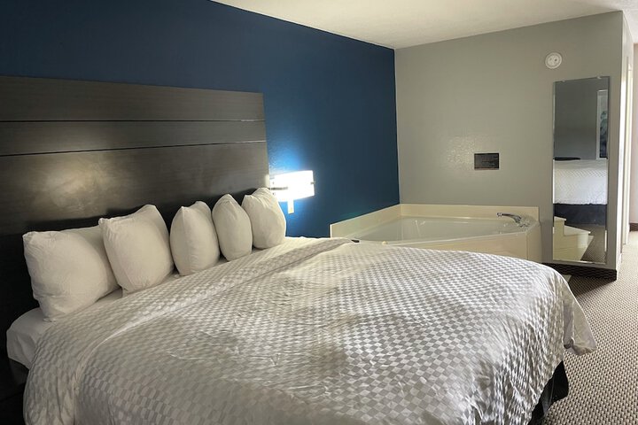 Clairmont Inn & Suites Warren