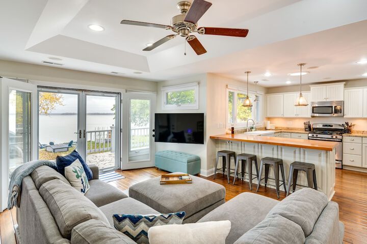 Lakefront Edgerton Cottage w / Deck & Grill!