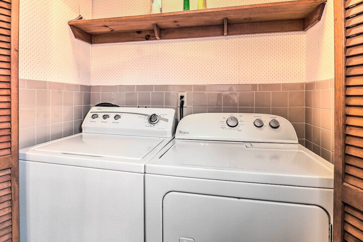 1 Mi to Beach: Quiet West Dennis Escape w / Sunroom