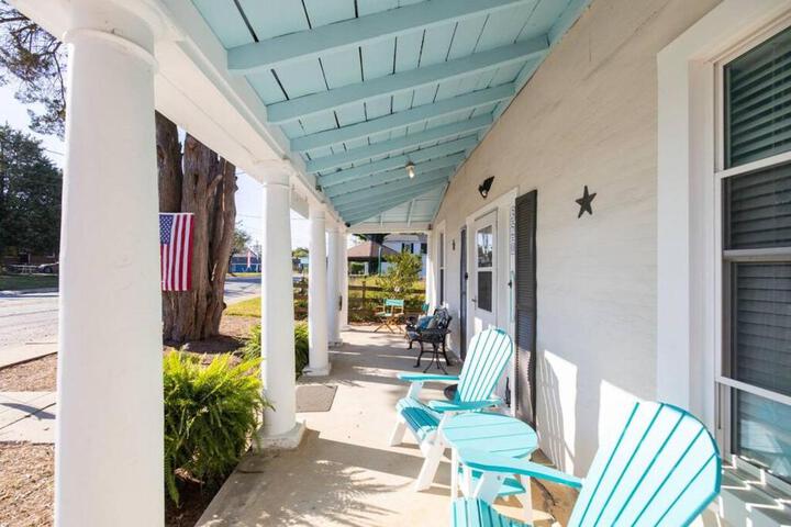 The Lyellton House: Water View Steps from Beach