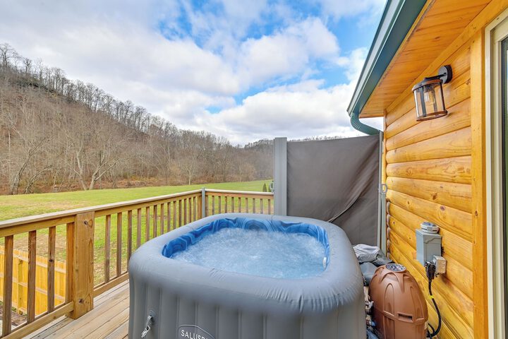 Riverside Beattyville Cabin w / Kayaks & Fire Pit!
