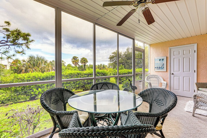 8 Mi to Beach w / Pool Access: Englewood Condo!